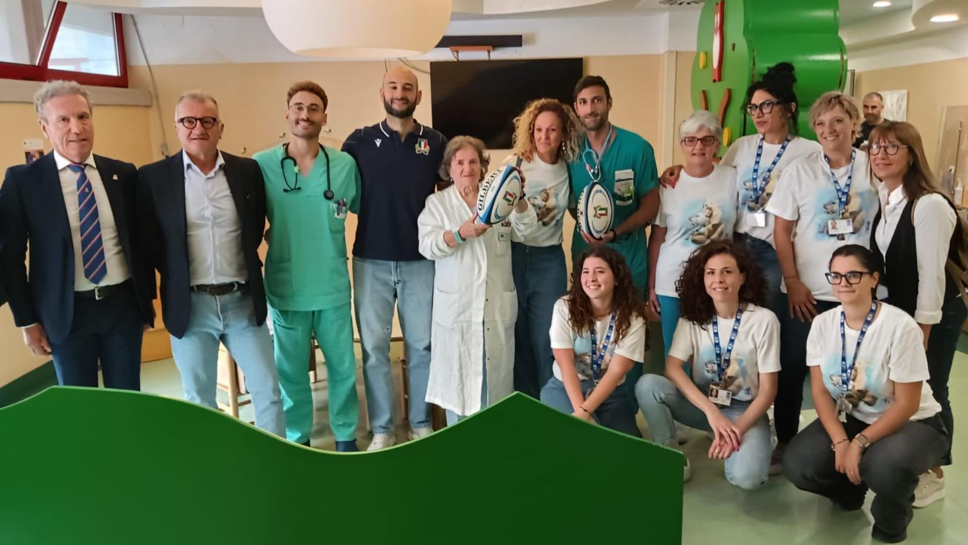 Rugby, arbitri élite portano sorrisi in pediatria